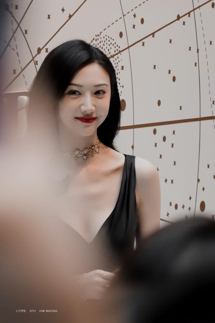 Sina vừa đăng tải loạt hình chụp Cảnh Điềm tại một hoạt động gần đây. Một lần nữa, nhan sắc &quot;cực phẩm&quot; của nữ diễn viên 8x lại gây sốt cộng đồng mạng.