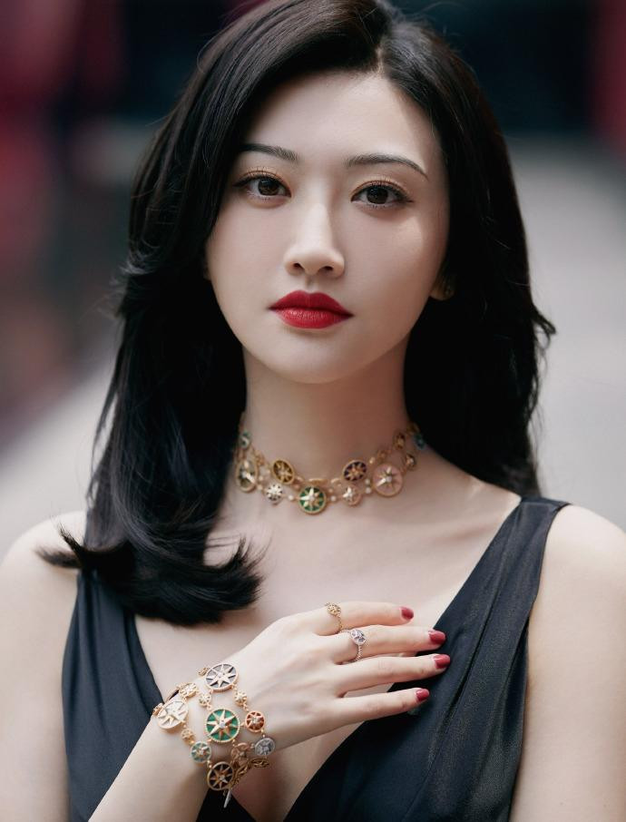 Sau thành công của &quot;Tư Đằng&quot;, Cảnh Điềm không chỉ thoát mác &quot;Thuốc độc phòng vé&quot;, mà còn trở thành một trong mỹ nhân được &quot;săn đón&quot; nhất hiện nay. Thời gian qua, cô liên tục xuất hiện trước truyền thông tại những sự kiện công khai.