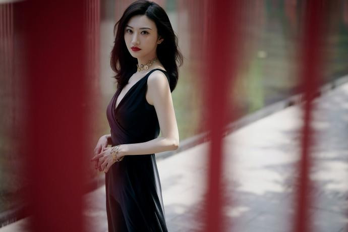 Trong cuộc trò chuyện gần đây với Tổng biên tập tạp chí Harper’s Bazaar Trung Quốc Tô Mang, Cảnh Điềm tiết lộ cha mẹ cô đã hoàn thành thủ tục ly hôn vào năm ngoái.