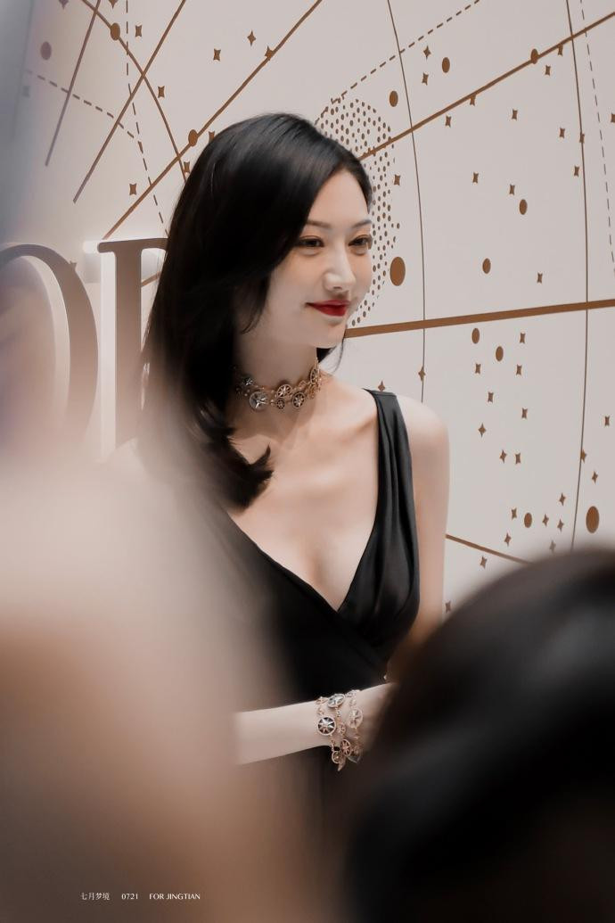 Tại sự kiện, Cảnh Điềm mặc váy đen cổ chữ V xẻ sâu, khoe được bờ vai nuột nà, xương quai xanh tinh tế, vòng một &quot;e ấp&quot; gợi cảm và làn da trắng bật tông. Đôi môi đỏ mọng quyến rũ, nụ cười mỉm dịu dàng.