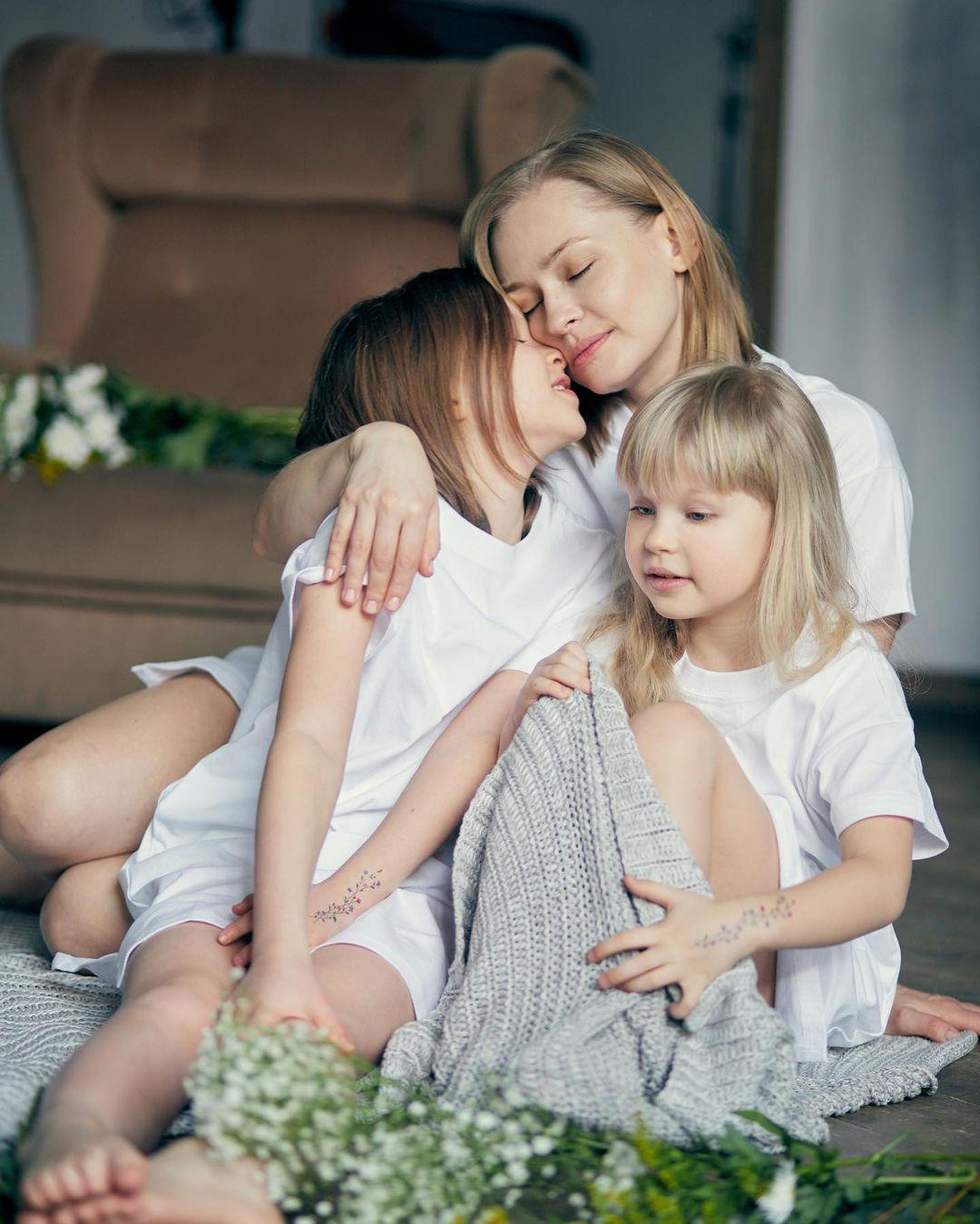 Yulia Peresild và hai con gái. Yulia Peresild và hai con gái.