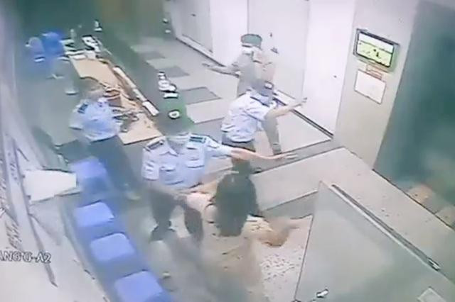 Người phụ nữ xô xát với bảo vệ sau khi bị nhắc đeo khẩu trang. Ảnh cắt từ clip