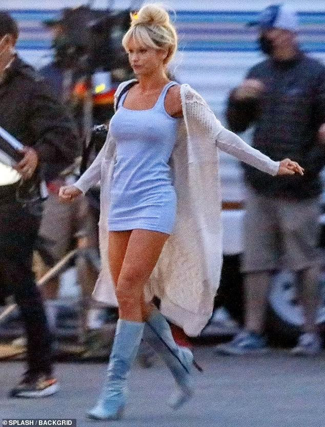 &quot;Pam &amp; Tommy&quot; tập trung chủ yếu vào cuộc hôn nhân kéo dài 3 năm đầy biến động của Pamela với ngôi sao nhạc rock Tommy Lee (do Sebastian Stan thủ vai) và scandal rò rỉ video sex của cặp đôi ồn ào một thời. Hai người kết hôn vào năm 1995, có hai con.