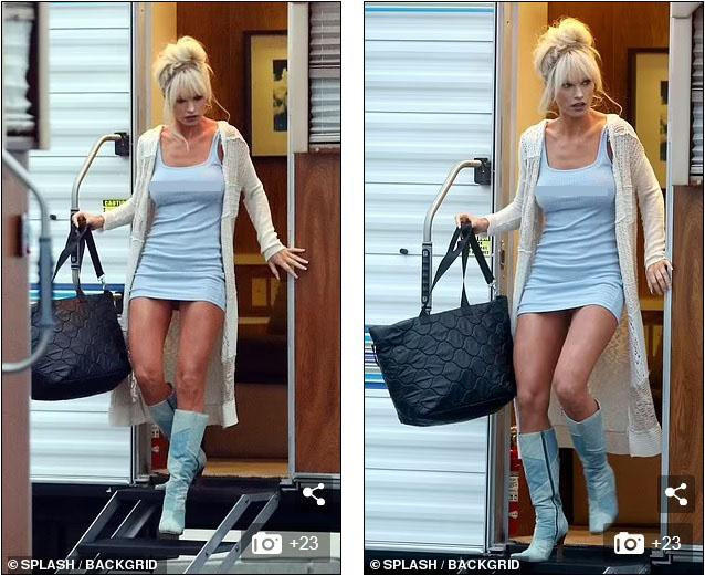 Theo Daily Mail, Lily có vẻ như đã sử dụng ngực giả được thiết kế riêng để mô phỏng chân thực nhất ngoại hình &quot;bốc lửa&quot; của Pamela.