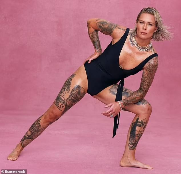 Ashlyn Harris giữ vị trí thủ môn trong câu lạc bộ Orlando Pride và đội tuyển bóng đá nữ quốc gia Mỹ.