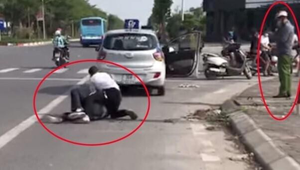 Đoạn clip ghi lại cảnh tài xế taxi vật lộn với tên cướp trong khi cán bộ công an xã đứng dùng điện thoại gây bức xúc. Đoạn clip ghi lại cảnh tài xế taxi vật lộn với tên cướp trong khi cán bộ công an xã đứng dùng điện thoại gây bức xúc.