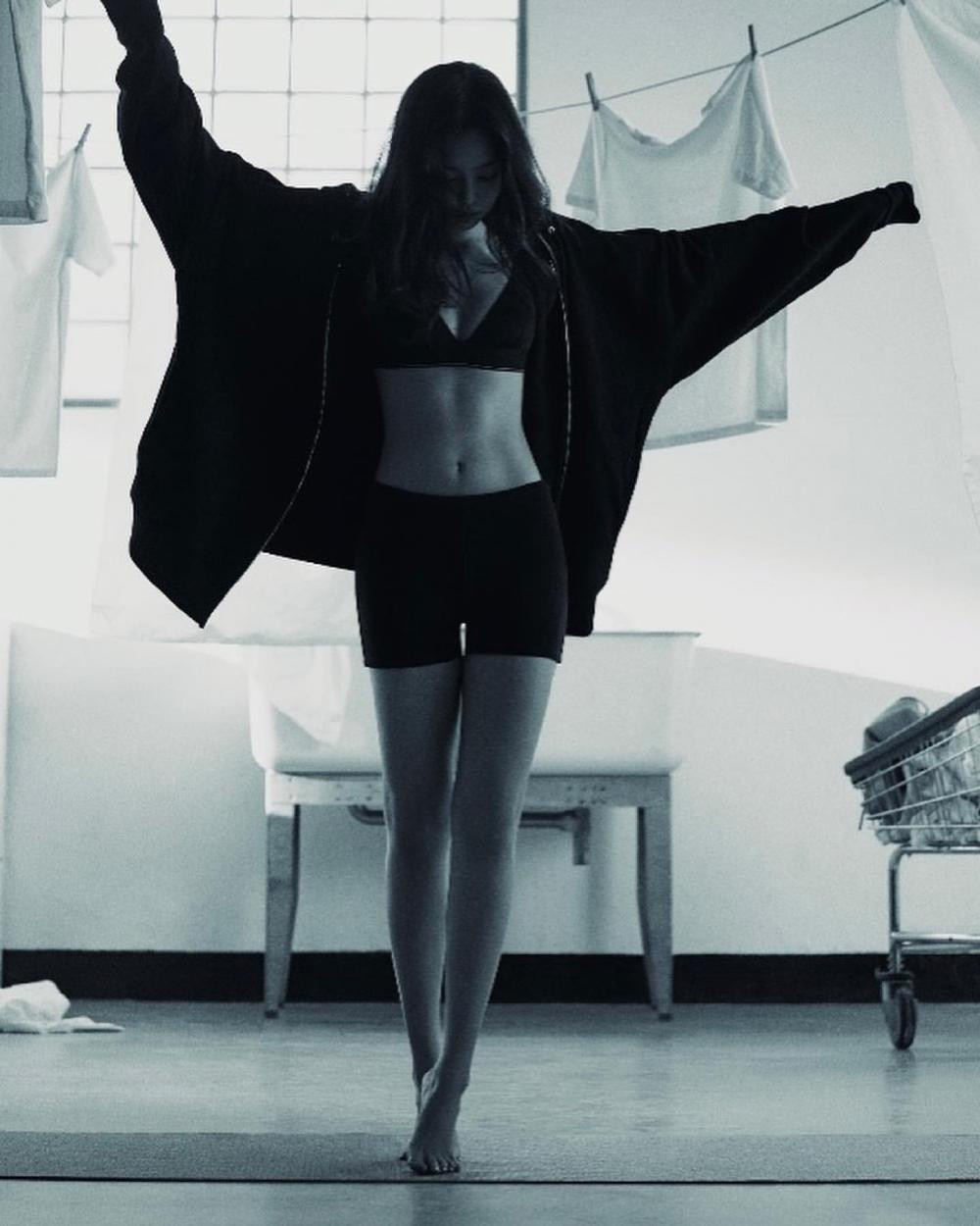 Jennie chỉ cao 1m63, nhưng thân hình không chút mỡ thừa giúp cô "hack dáng" hơn so với chiều cao thực tế. Jennie chỉ cao 1m63, nhưng thân hình không chút mỡ thừa giúp cô "hack dáng" hơn so với chiều cao thực tế.