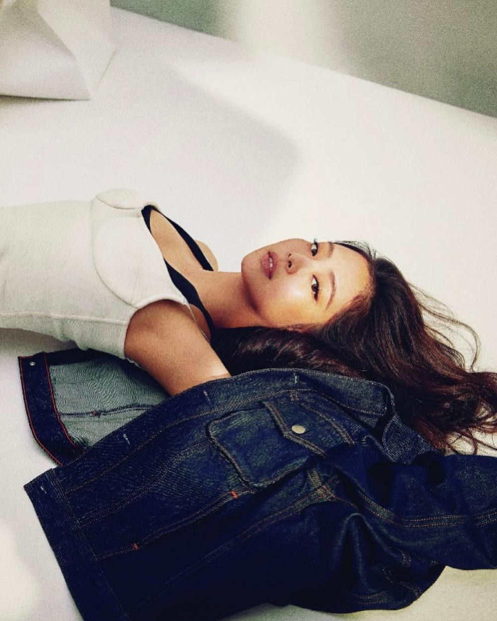 Loạt ảnh được dân mạng chia sẻ rầm rộ trên mạng xã hội Hàn Quốc và các nước châu Á, cùng với vô số lời khen "có cánh". Loạt ảnh được dân mạng chia sẻ rầm rộ trên mạng xã hội Hàn Quốc và các nước châu Á, cùng với vô số lời khen "có cánh".