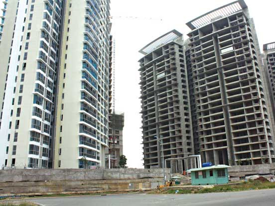 Bất động sản đóng băng, nhiều dự án ngưng xây dựng. Ảnh: Tùng Quang