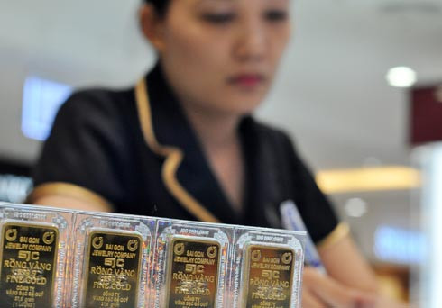 Giá vàng giảm nhẹ, đôla ngân hàng tăng mạnh còn đôla tự do giảm mạnh sáng nay