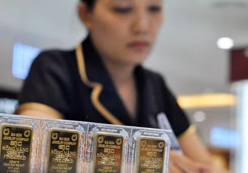 Giá vàng giảm nhẹ, đôla ngân hàng tăng mạnh còn đôla tự do giảm mạnh sáng nay. Ảnh: Anh Quân (VnExpress) Giá vàng giảm nhẹ, đôla ngân hàng tăng mạnh còn đôla tự do giảm mạnh sáng nay