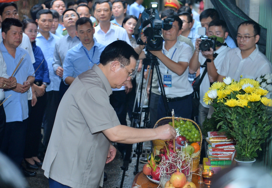 Chủ tịch Quốc hội và đoàn công tác thắp hương, tưởng niệm 56 nạn nhân không may thiệt mạng trong vụ cháy chung cư mini (Ảnh: Báo Giao thông). Chủ tịch Quốc hội và đoàn công tác thắp hương, tưởng niệm 56 nạn nhân không may thiệt mạng trong vụ cháy chung cư mini (Ảnh: Báo Giao thông).