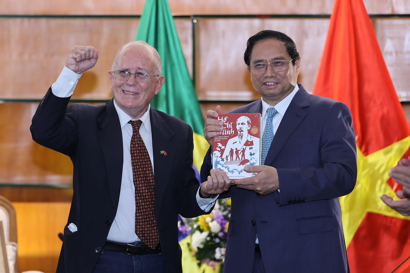 Tổng Thư ký Hội Hữu nghị Brazil - Việt Nam Pedro de Olivera tặng Thủ tướng Phạm Minh Chính cuốn sách “Chủ tịch Hồ Chí Minh - Cuộc đời và sự nghiệp của vị Lãnh tụ giải phóng dân tộc” do chính ông biên soạn.