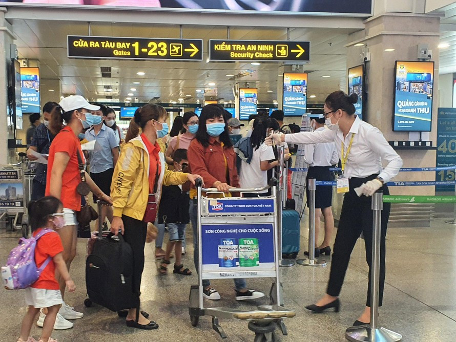 Hành khách qua sân bay Tân Sơn Nhất - TPHCM (Ảnh: Ngô Bình).