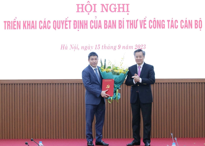 Ông Phan Anh Sơn nhận quyết định cho vị trí mới. (Ảnh: QĐND).
