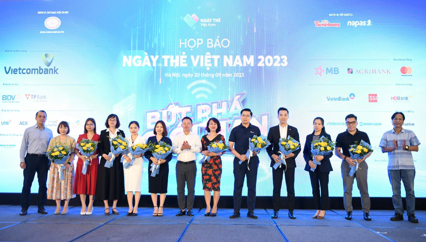 Ban tổ chức tặng hoa tri ân các nhà tài trợ và đơn vị đồng hành.