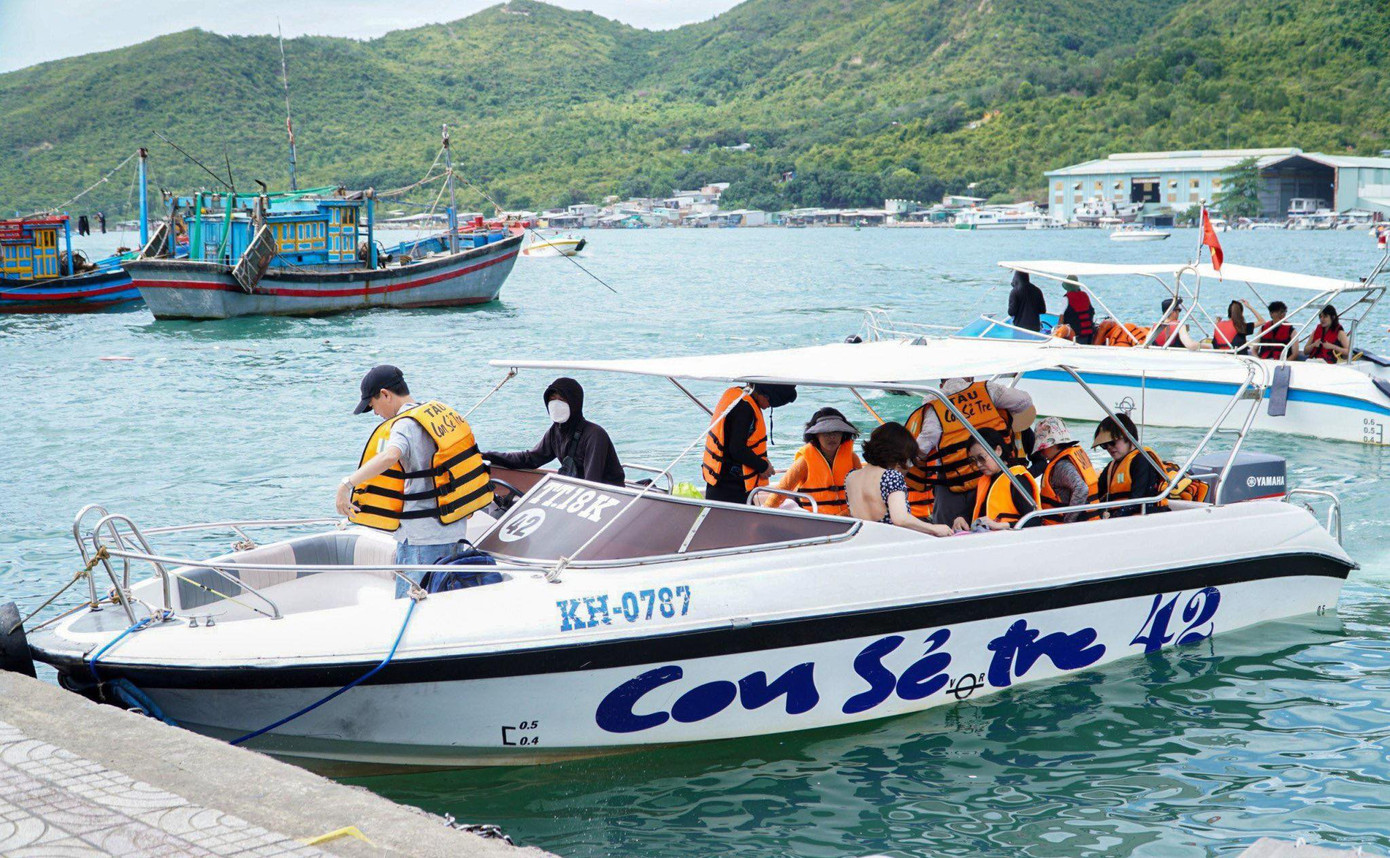 Du khách đi chơi tour biển đảo ở Nha Trang (Ảnh: Xuân Hoát).