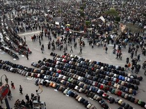 Hàng nghìn người đổ về quảng trường Tahrir ở trung tâm thủ đô Cairo, biểu tình đòi Tổng thống Hosni Mubarak từ chức. Ảnh: TTXVN. Hàng nghìn người đổ về quảng trường Tahrir ở trung tâm thủ đô Cairo, biểu tình đòi Tổng thống Hosni Mubarak từ chức. Ảnh: TTXVN