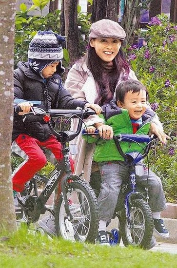 Trương Bá Chi cùng hai con trai Lucas và Quintus