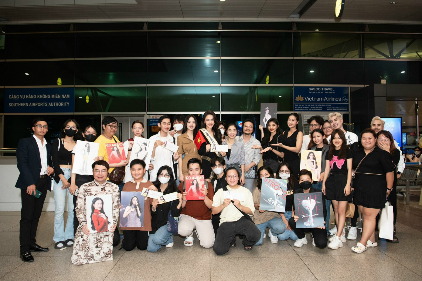 Đông đảo người hâm mộ đã có mặt ở sân bay từ sớm để tiễn Ngọc Hằng lên đường. Họ mang theo băng-rôn, poster để động viên tinh thần người đẹp.