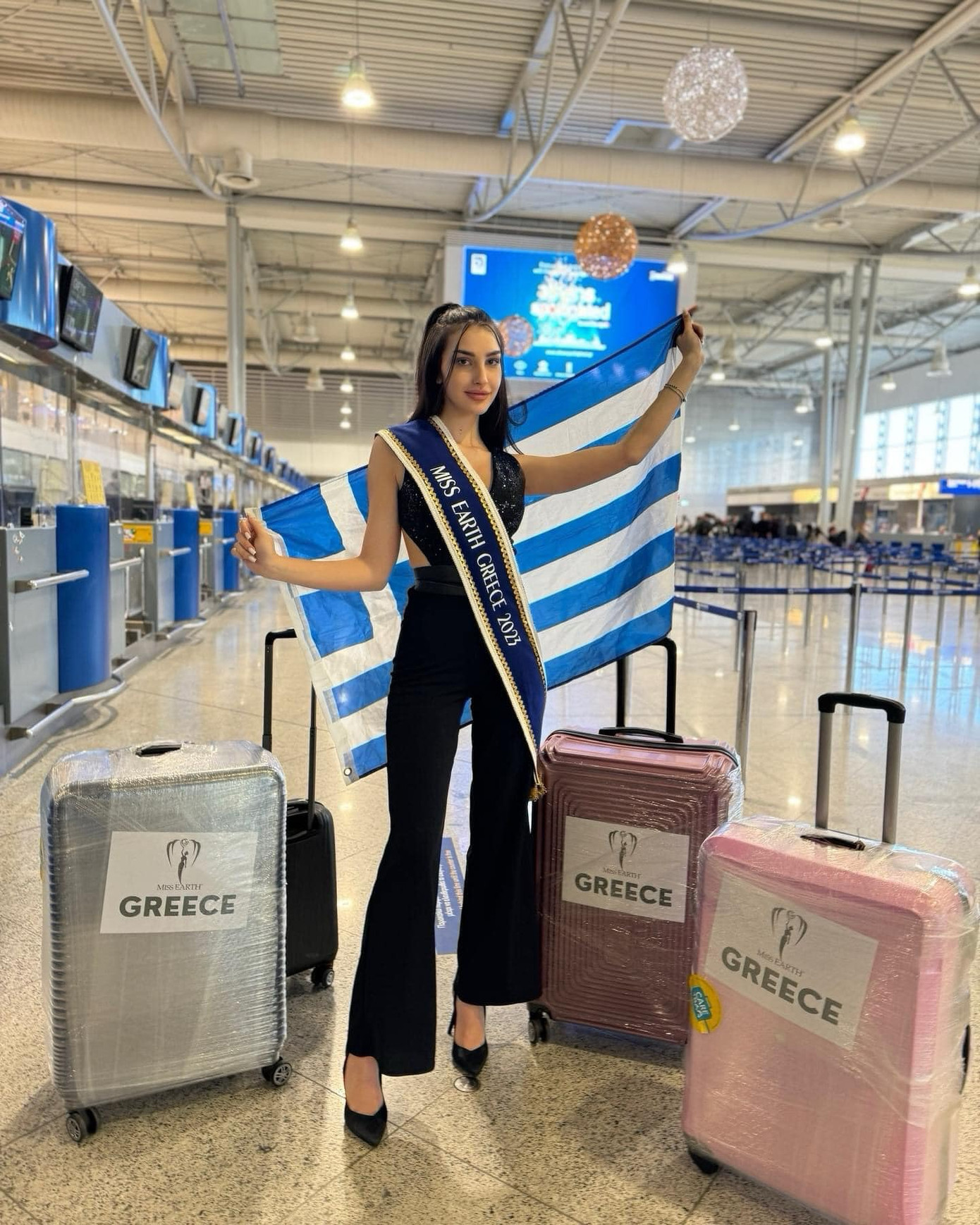 Hoa hậu Trái Đất 2023 diễn ra từ ngày 1-22/12 tại TPHCM với nhiều vòng thi phụ như thi trang phục dân tộc bằng chất liệu tái chế và thân thiện với môi trường tại phố đi bộ Nguyễn Huệ, trình diễn trang phục áo tắm, thi tài năng… Đương kim hoa hậu là người đẹp Hàn Quốc - Mina Sue Choi.