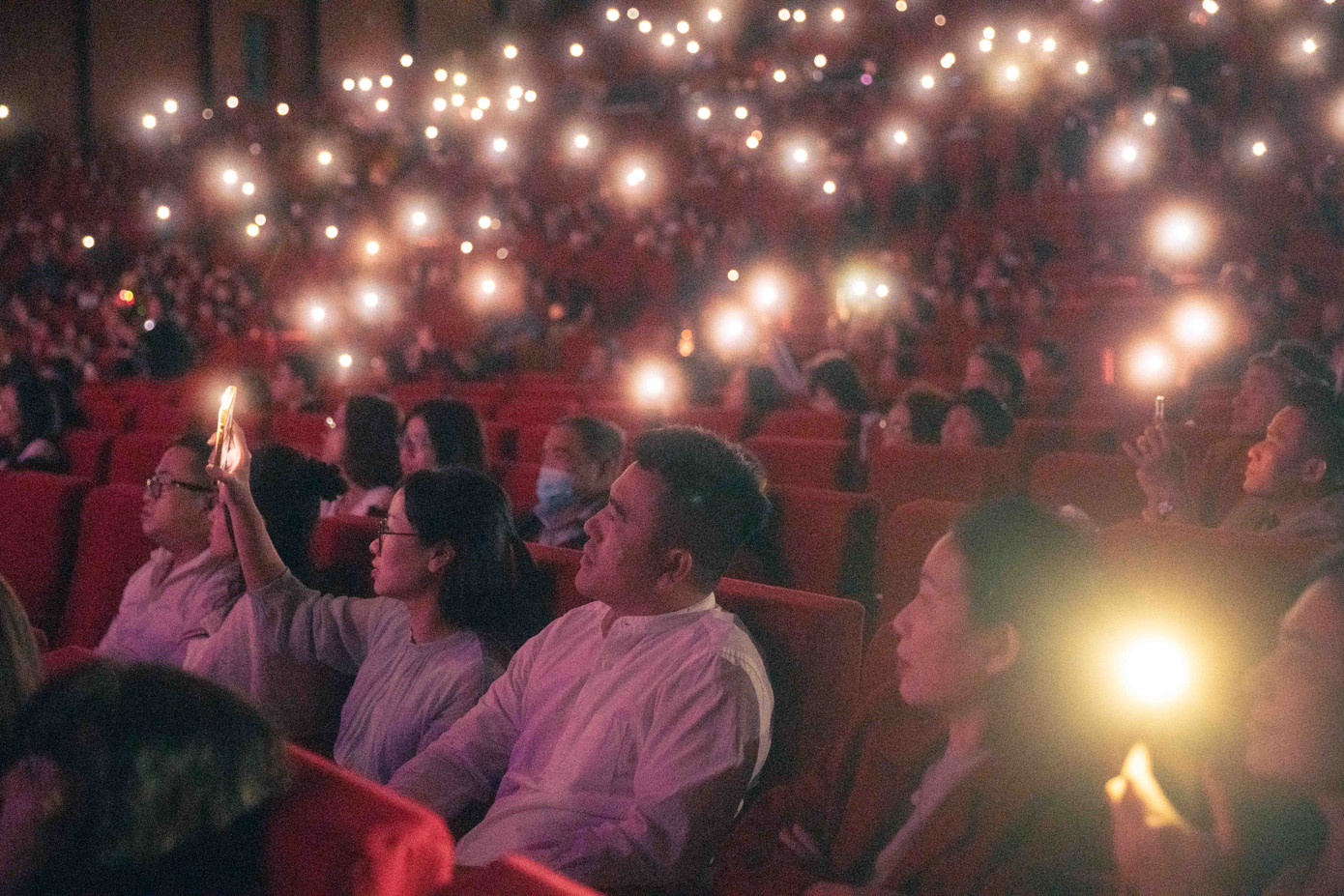 Dù đêm nhạc kéo dài gần 4 tiếng đồng hồ đến tận nửa đêm, các ghế ngồi vẫn kín, khán giả vẫn ở lại hòa nhịp cùng các nghệ sĩ. Những khán giả muộn nhất rời Trung tâm hội nghị quốc gia khi đồng hồ đã chạm thời khắc 1h sáng.