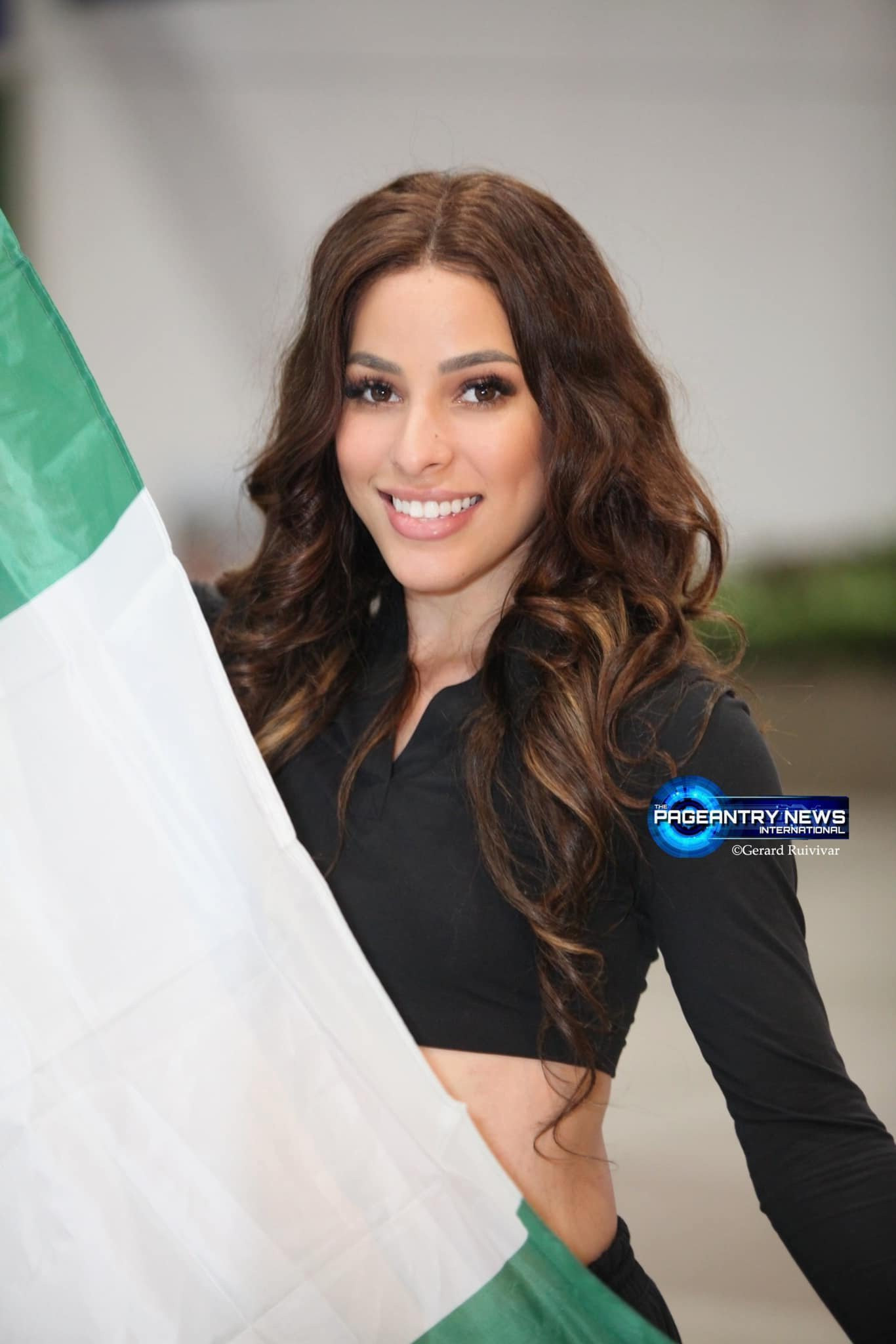 Người đẹp Nigeria mặc crop-top khoe eo thon nóng bỏng ở sân bay.