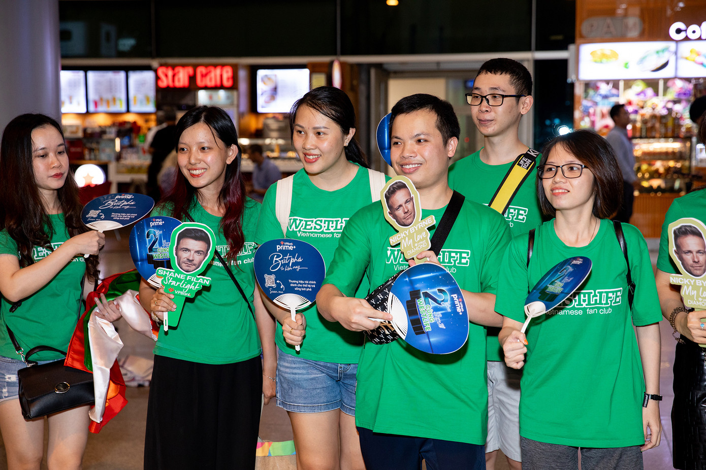 Người hâm mộ của nhóm cùng mặc màu áo xanh lá để tạo sự đồng bộ. Fan của Westlife phần lớn là những khán giả lứa tuổi 8X, 9X.