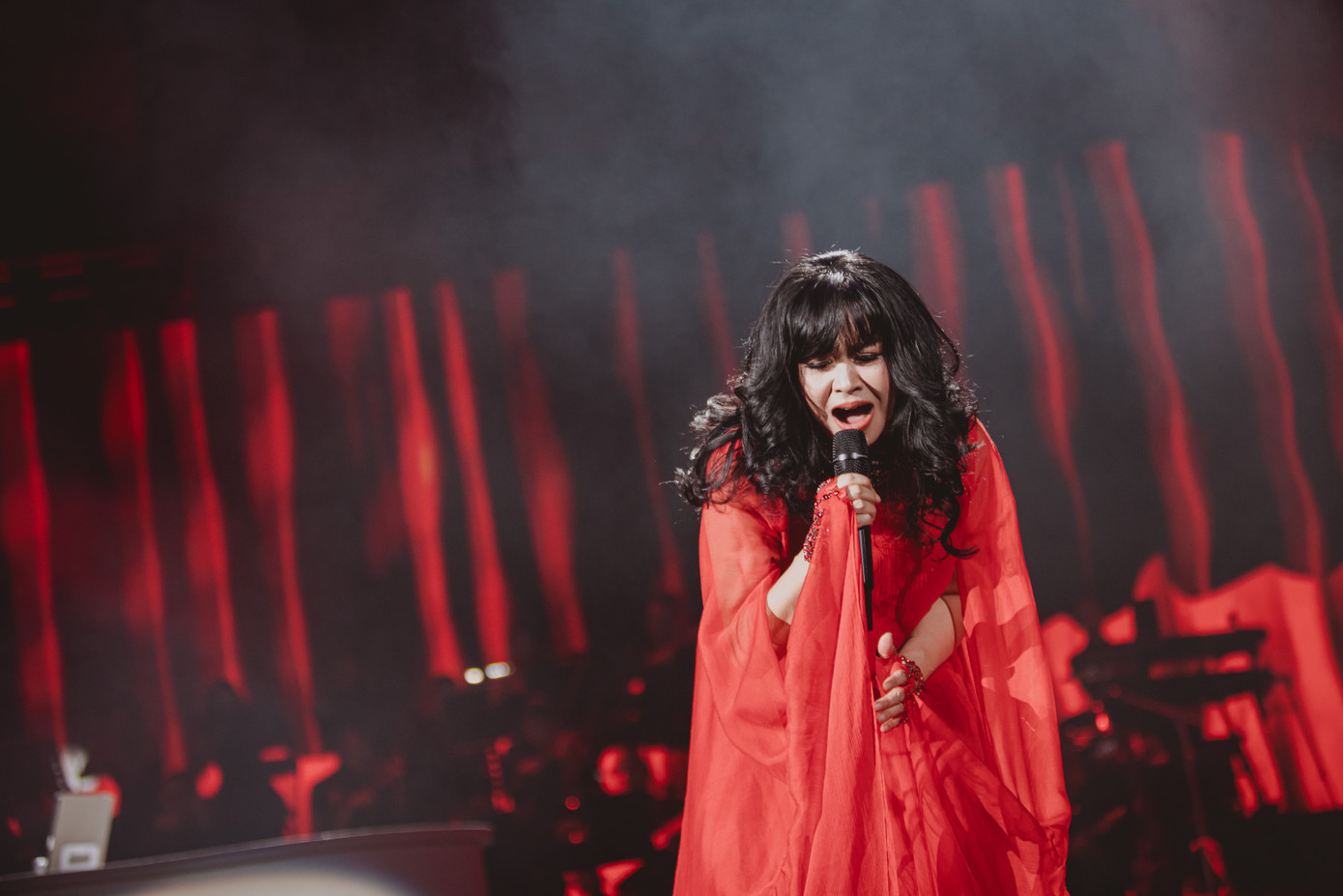 Khi trình bày ca khúc Tôi khóc biển xưa, Thanh Lam nói đùa rằng khi đọc lời, cô đã tưởng rằng đây là một bài hát về bảo vệ môi trường, nhưng thực tế đây là một bài hát về sự rút cạn của hai người khi yêu nhau. Diva cũng cảm ơn người bạn đời là bác sĩ Bùi Tiến Hùng vì là người đã đem đến tình yêu mà không rút cạn chị. Tuy nhiên do hồi hộp nên nữ ca sĩ đã gọi nhầm chức danh nghề nghiệp của bạn trai từ bác sĩ thành nhạc sĩ khiến khán giả bật cười. Nữ ca sĩ thừa nhận cô cảm thấy có chút bối rối khi nói về tình yêu.