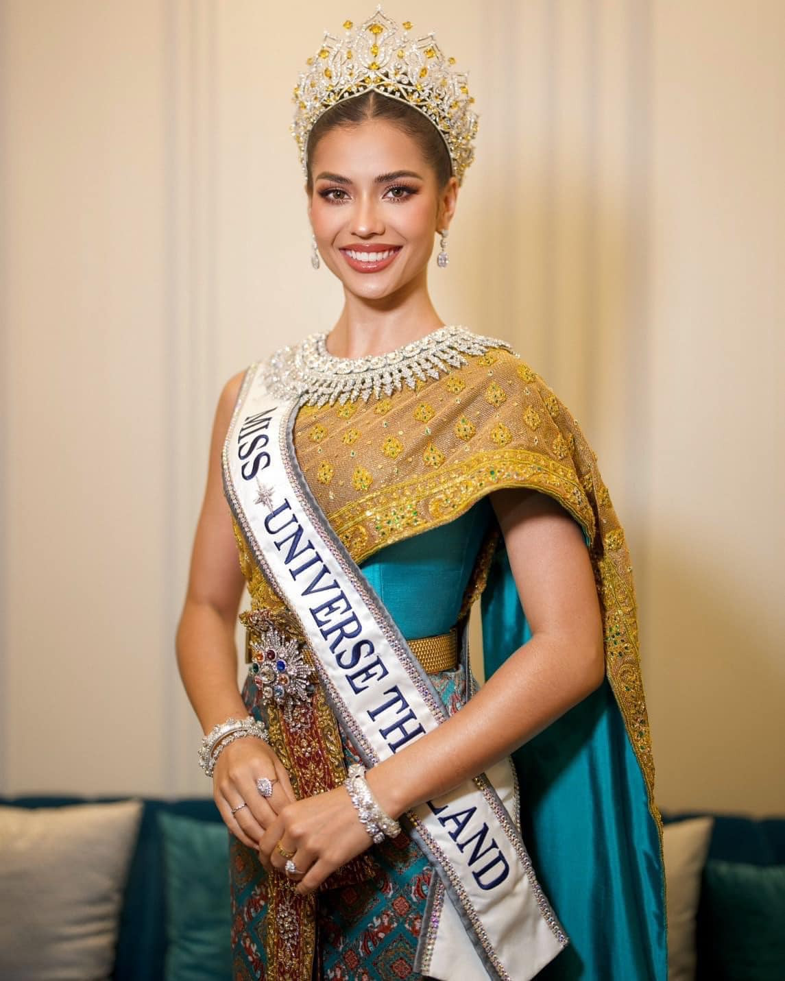 Anntonia Porsild sinh năm 1997, mang hai dòng máu Đan Mạch - Thái Lan. Người đẹp có chiều cao 1,73 m và thân hình nóng bỏng.