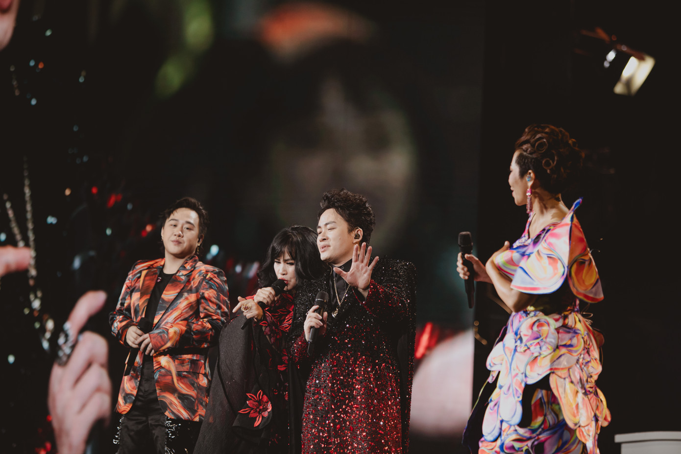 Người tham dự đêm nhạc còn được thêm một bất ngờ mang tên Tháng ngày chờ mong, với sự góp giọng lần đầu tiên của Thanh Lam - Hà Trần - Trung Quân - Gigi Hương Giang.