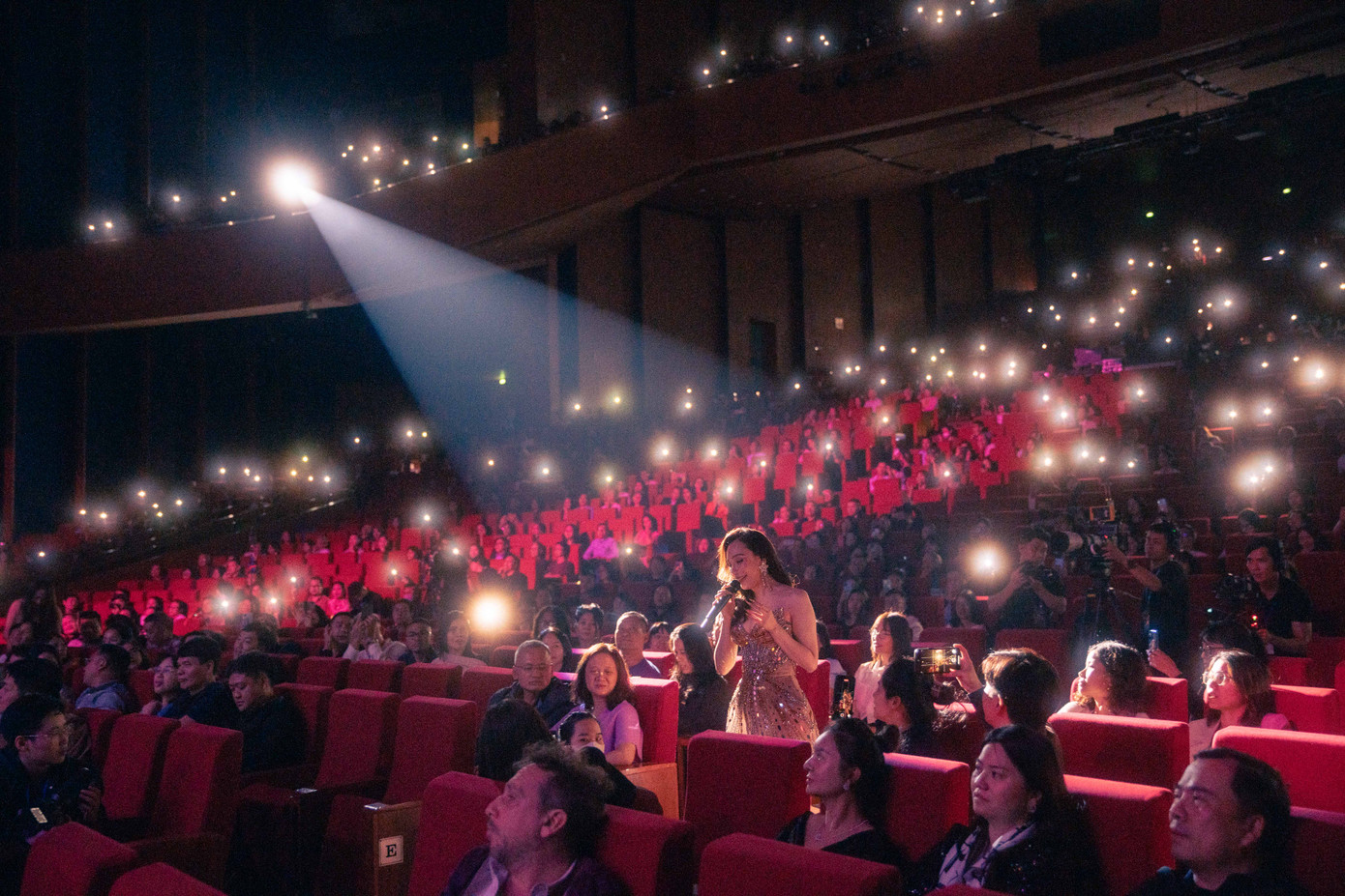 Phần trình diễn của Hồ Quỳnh Hương tạo ra sự hào hứng phấn khích nơi khán giả. Nhiều người ước rằng nữ ca sĩ đất mỏ sẽ đi hát trở lại nhiều hơn.