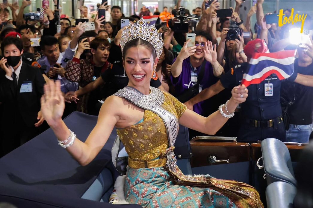 Tối 26/11, người đẹp Thái Lan Anntonia Porsild - Á hậu 1 cuộc thi Hoa hậu Hoàn vũ 2023 đã trở về quê nhà trong sự chào đón nồng nhiệt của khán giả.