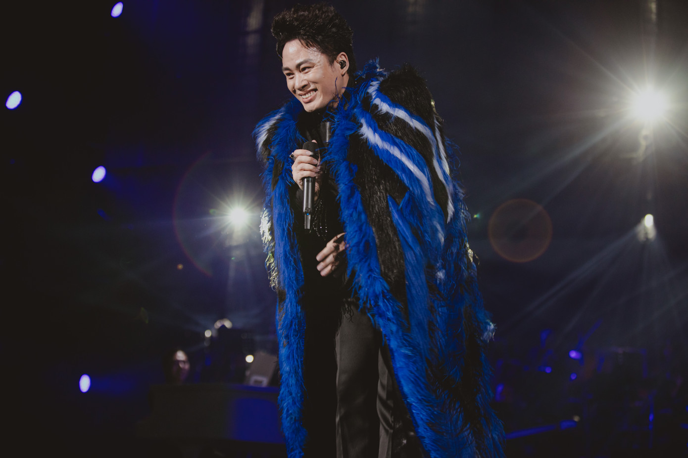 Tùng Dương thể hiện Mây (Hà Nội Version), Ru em và Những ô màu khối lập phương. Nam ca sĩ chia sẻ Mây là ca khúc nhạc sĩ Đỗ Bảo dành tặng cho bà xã Ứng Thanh Vân, nhưng anh hy vọng tất cả phụ nữ có mặt trong khán phòng đều là mây trên cuộc đời.