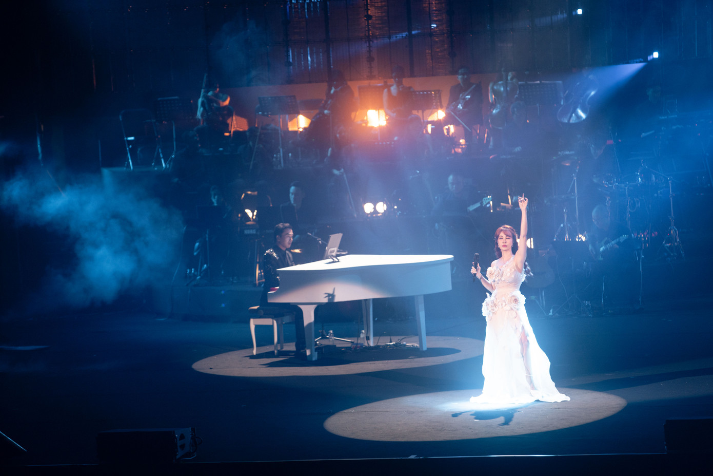 So với đêm nhạc tại TPHCM, Một mình bao la tại Hà Nội còn có thêm sự xuất hiện của Uyên Linh, Tùng Dương và Hoàng Dũng.