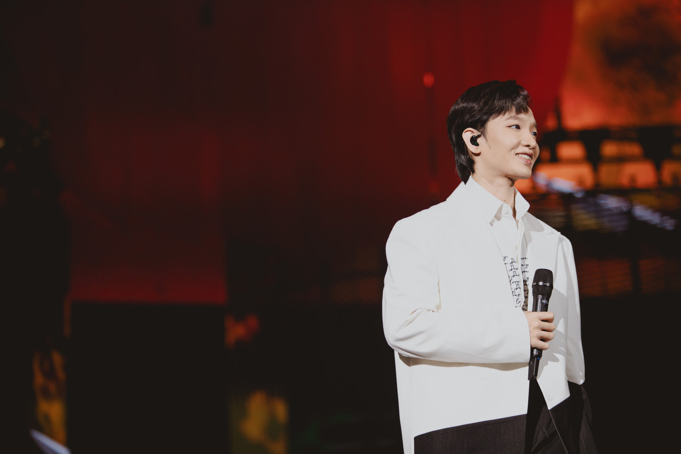 Hoàng Dũng góp giọng trong Cứ mãi ngây thơ, Biết đợi chờ và ca khúc kết Tháng ngày chờ mong.