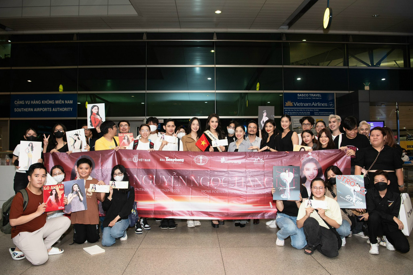 Đông đảo người hâm mộ đã có mặt ở sân bay từ sớm để tiễn Ngọc Hằng lên đường. Họ mang theo băng-rôn, poster để động viên tinh thần người đẹp.