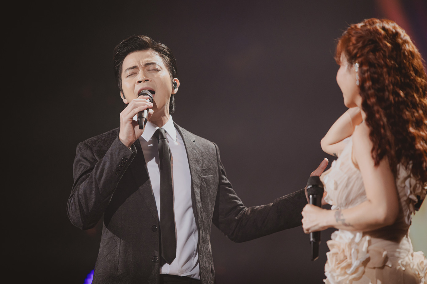 Uyên Linh thể hiện 3 ca khúc Cánh buồm đỏ thắm (Song ca cùng Lân Nhã), Điều hoang đường nhất và Điều ngọt ngào nhất. Cô hy vọng Đỗ Bảo sẽ làm thêm album Cánh cung 4 5 6 để cho cô và các anh chị em nghệ sĩ được hát.