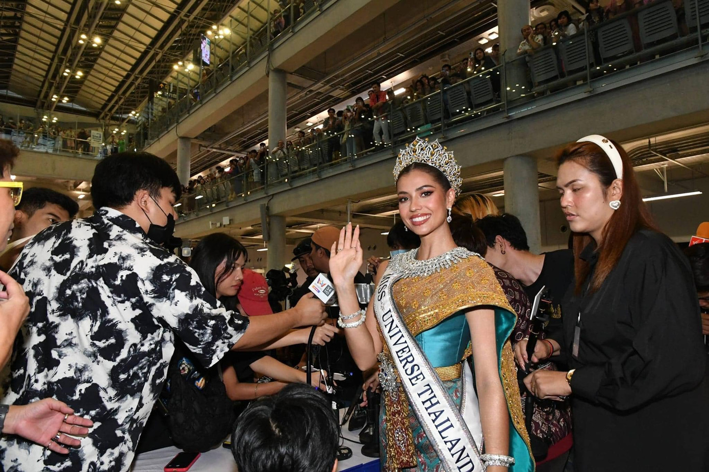 Xuất hiện trước công chúng, Anntonia mặc bộ trang phục dân tộc tông màu vàng - xanh, đội vương miện Hoa hậu Hoàn vũ Thái Lan 2023.
