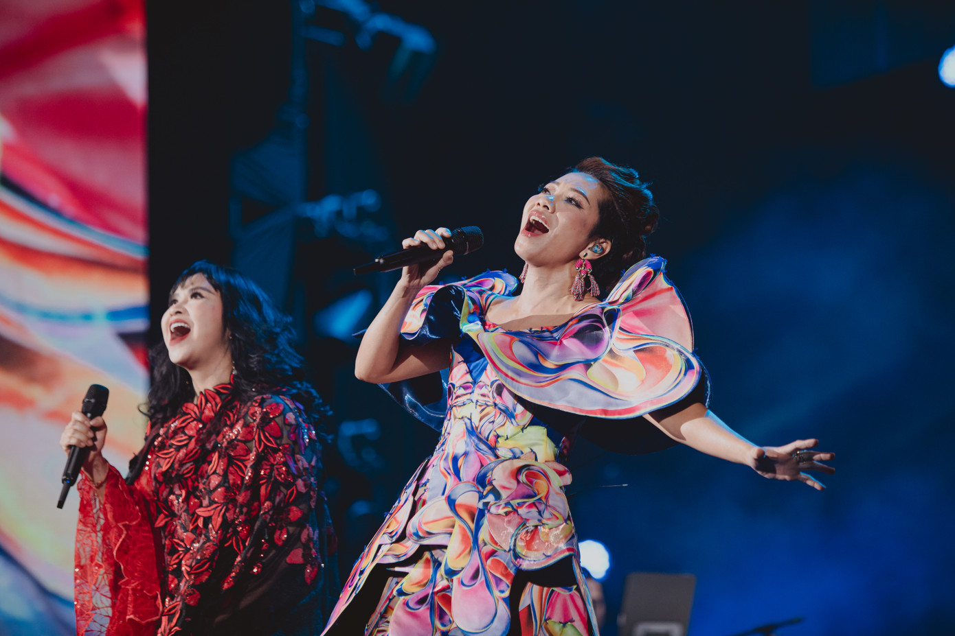 Hà Trần trở lại và làm nóng sân khấu với Cầu vồng đêm mưa và Đôi giầy lười. Diva Hà Trần gặp nhiều sự cố trên sân khấu như rơi bông tai, rơi thiết bị âm thanh nhưng chị đã thể hiện thành công tất cả ca khúc.