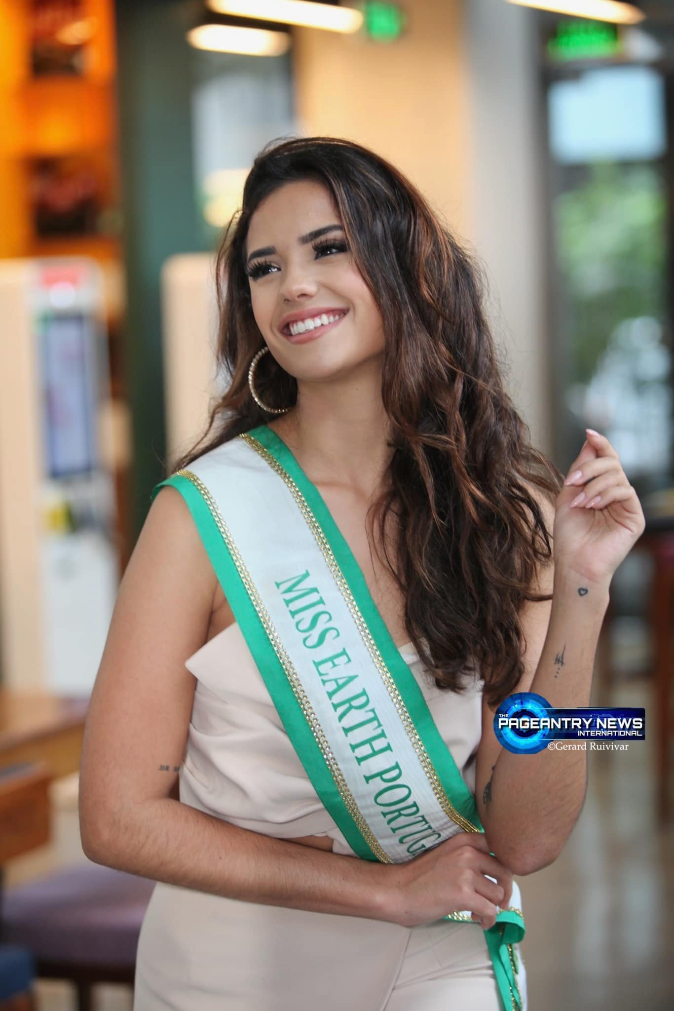 Người đẹp Bồ Đào Nha gây chú ý ở sân bay với gương mặt trong sáng.