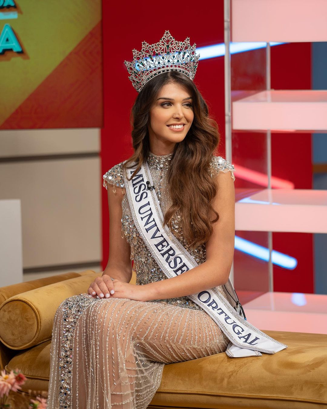 Tuy nhiên, vấn đề người chuyển giới tham gia những cuộc thi của phụ nữ bình thường vẫn đang là vấn đề gây tranh cãi trên thế giới. Trong khi nhiều quốc gia cởi mở với người chuyển giới thì nhiều cuộc thi sắc đẹp vẫn ra quy định "cấm cửa" đối với người chuyển giới.