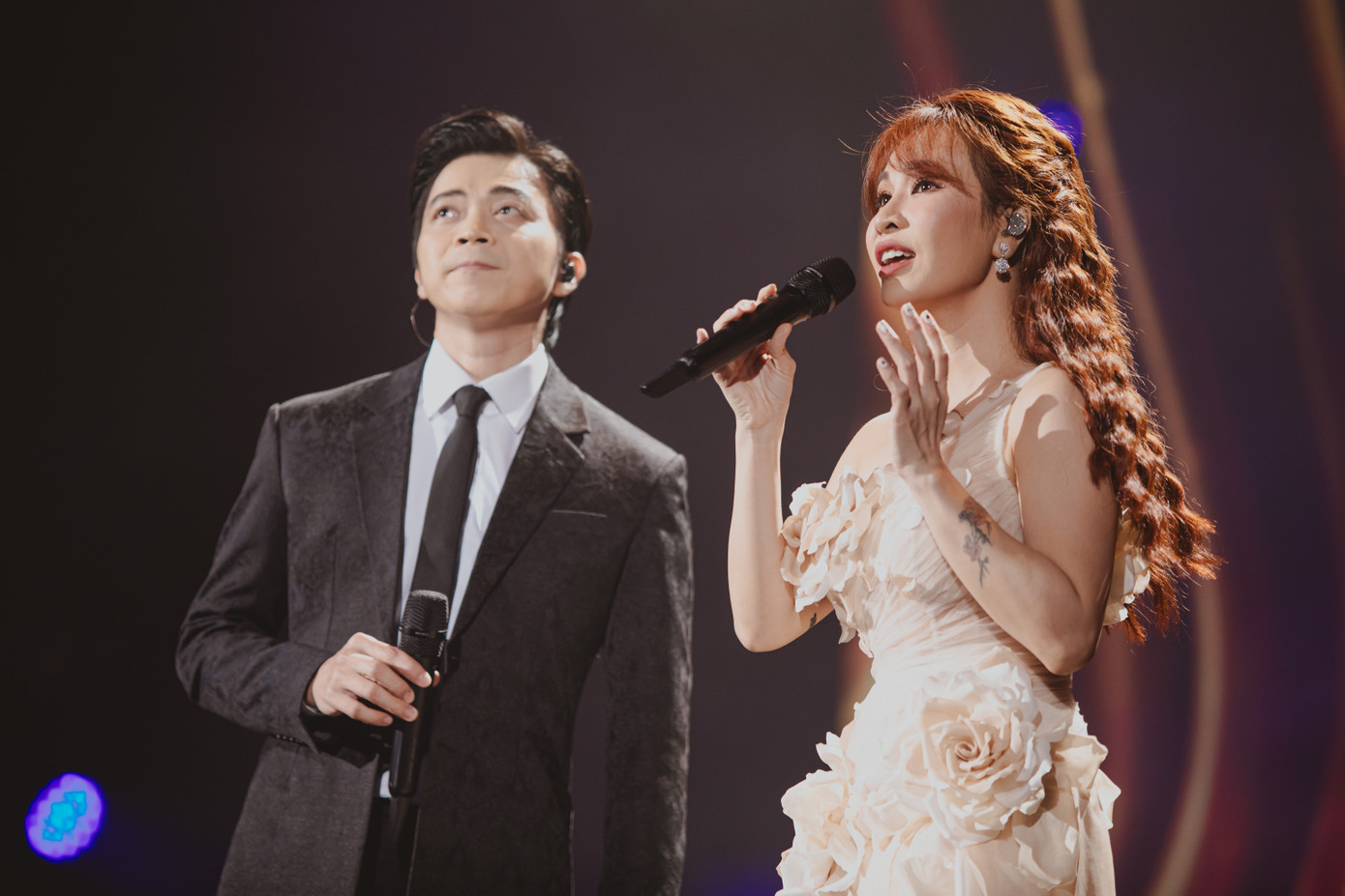 Uyên Linh thể hiện 3 ca khúc Cánh buồm đỏ thắm (Song ca cùng Lân Nhã), Điều hoang đường nhất và Điều ngọt ngào nhất. Cô hy vọng Đỗ Bảo sẽ làm thêm album Cánh cung 4 5 6 để cho cô và các anh chị em nghệ sĩ được hát.