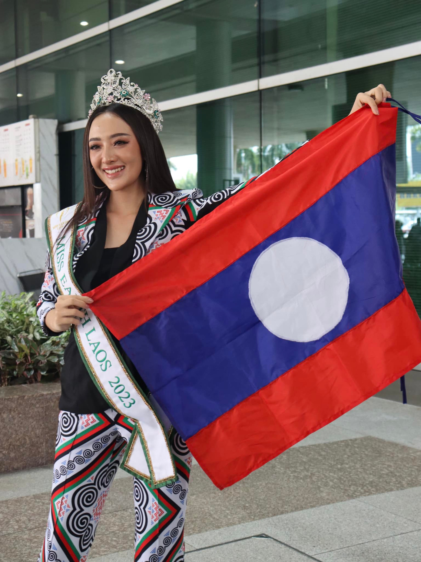 Sau khi đáp xuống sân bay Tân Sơn Nhất, đại diện Lào thay trang phục kín đáo, có họa tiết lạ mắt. Cô ghi điểm với nhan sắc ngọt ngào, thanh lịch.