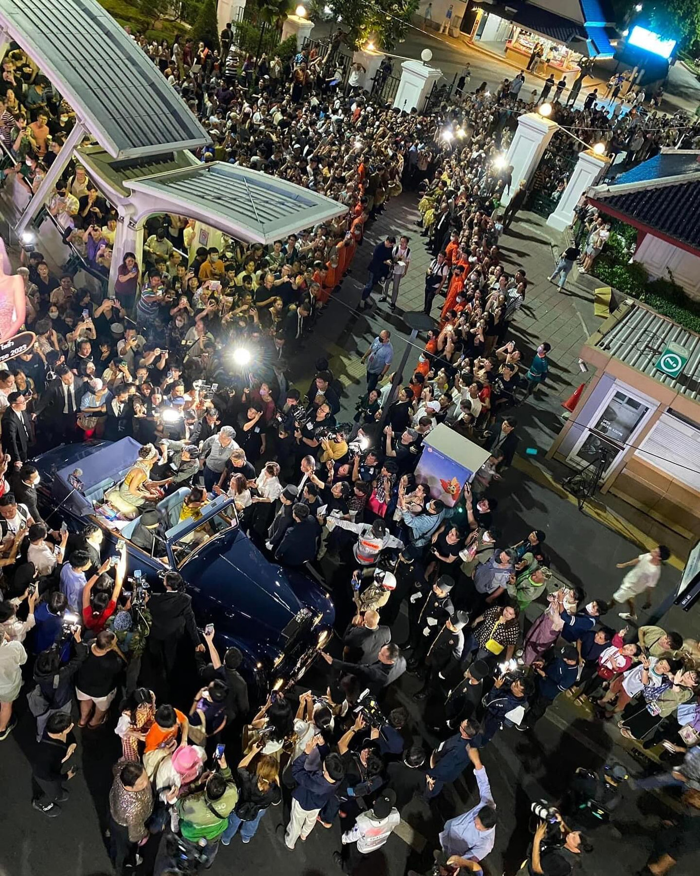 Hàng nghìn người đã kéo tới sân bay để chào đón Anntonia Porsild, tạo nên không gian hỗn loạn. Thành tích của cô là niềm tự hào của người dân Thái Lan.