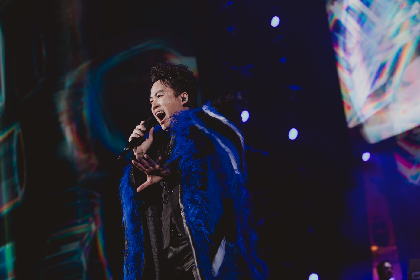 Tùng Dương thể hiện Mây (Hà Nội Version), Ru em và Những ô màu khối lập phương. Nam ca sĩ chia sẻ Mây là ca khúc nhạc sĩ Đỗ Bảo dành tặng cho bà xã Ứng Thanh Vân, nhưng anh hy vọng tất cả phụ nữ có mặt trong khán phòng đều là mây trên cuộc đời.