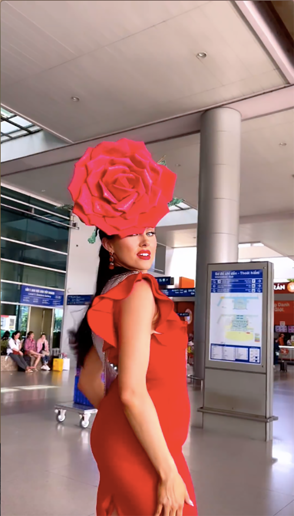 Sáng 27/11, người đẹp Mỹ - Danielle Mullins đã đáp chuyến bay xuống sân bay Tân Sơn Nhất TPHCM để chuẩn bị tham dự Hoa hậu Trái Đất 2023. Cô gây chú ý với mọi người ở sân bay khi diện trang phục đỏ rực với bông hoa hồng khổng lồ gắn trên đầu.