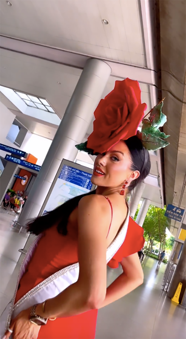 Sáng 27/11, người đẹp Mỹ - Danielle Mullins đã đáp chuyến bay xuống sân bay Tân Sơn Nhất TPHCM để chuẩn bị tham dự Hoa hậu Trái Đất 2023. Cô gây chú ý với mọi người ở sân bay khi diện trang phục đỏ rực với bông hoa hồng khổng lồ gắn trên đầu.