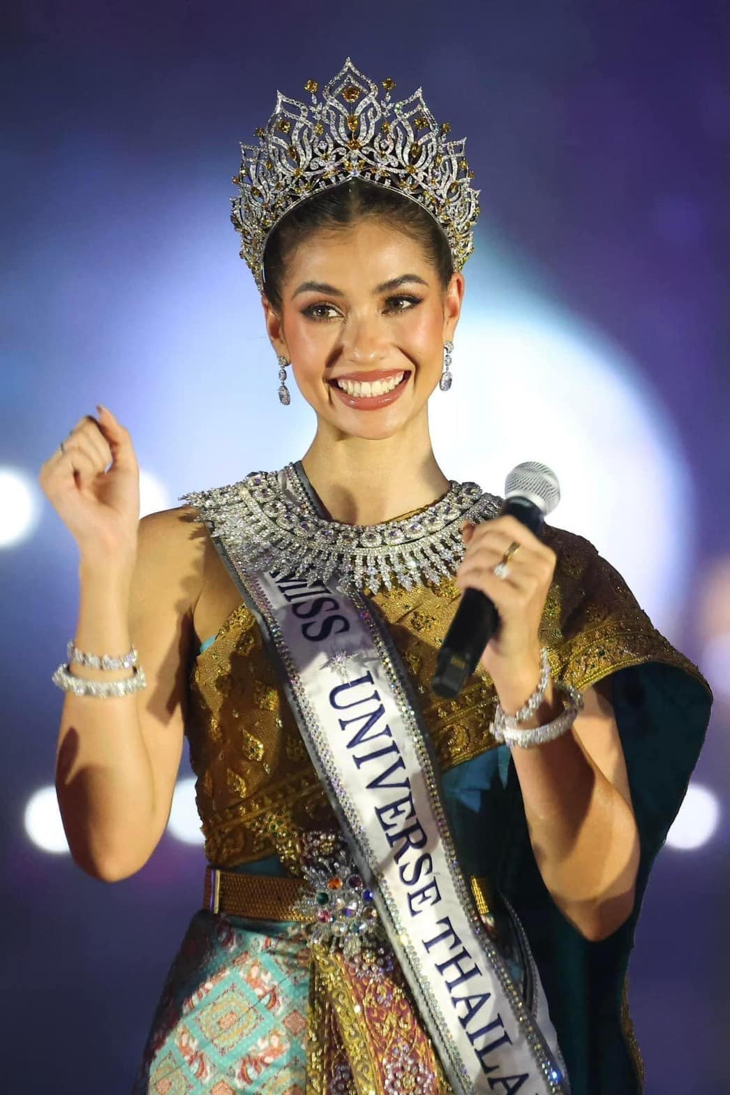 Anntonia Porsild sinh năm 1997, mang hai dòng máu Đan Mạch - Thái Lan. Người đẹp có chiều cao 1,73 m và thân hình nóng bỏng.