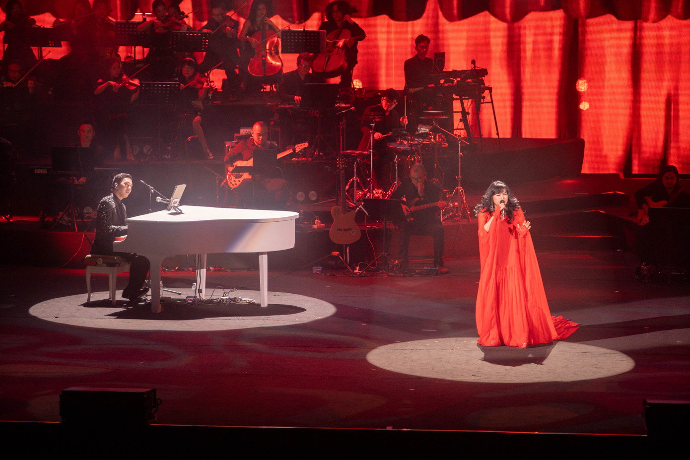 Sự xuất hiện ấn tượng của Thanh Lam trong ánh sáng đỏ ma mị và tiếng saxophone là một trong những điểm sáng của chương trình. Khán giả đã bị chinh phục bởi giọng hát sắc lẹm và cách biểu diễn độc đáo của nữ hoàng nhạc nhẹ Việt Nam.